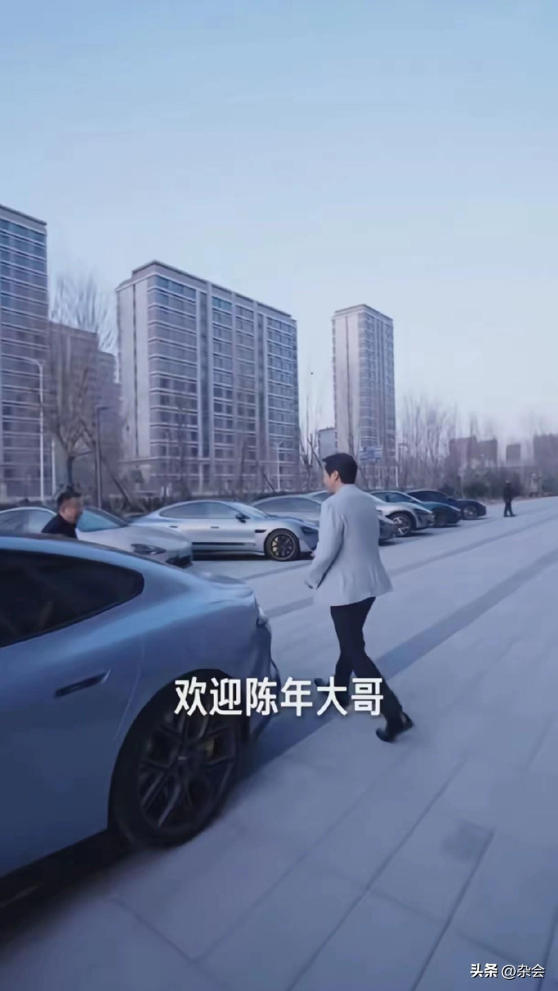 看雷军的发布会，不仅看产品，更看人品。
陈年论咖位或许排不上号，但雷军依然把他安