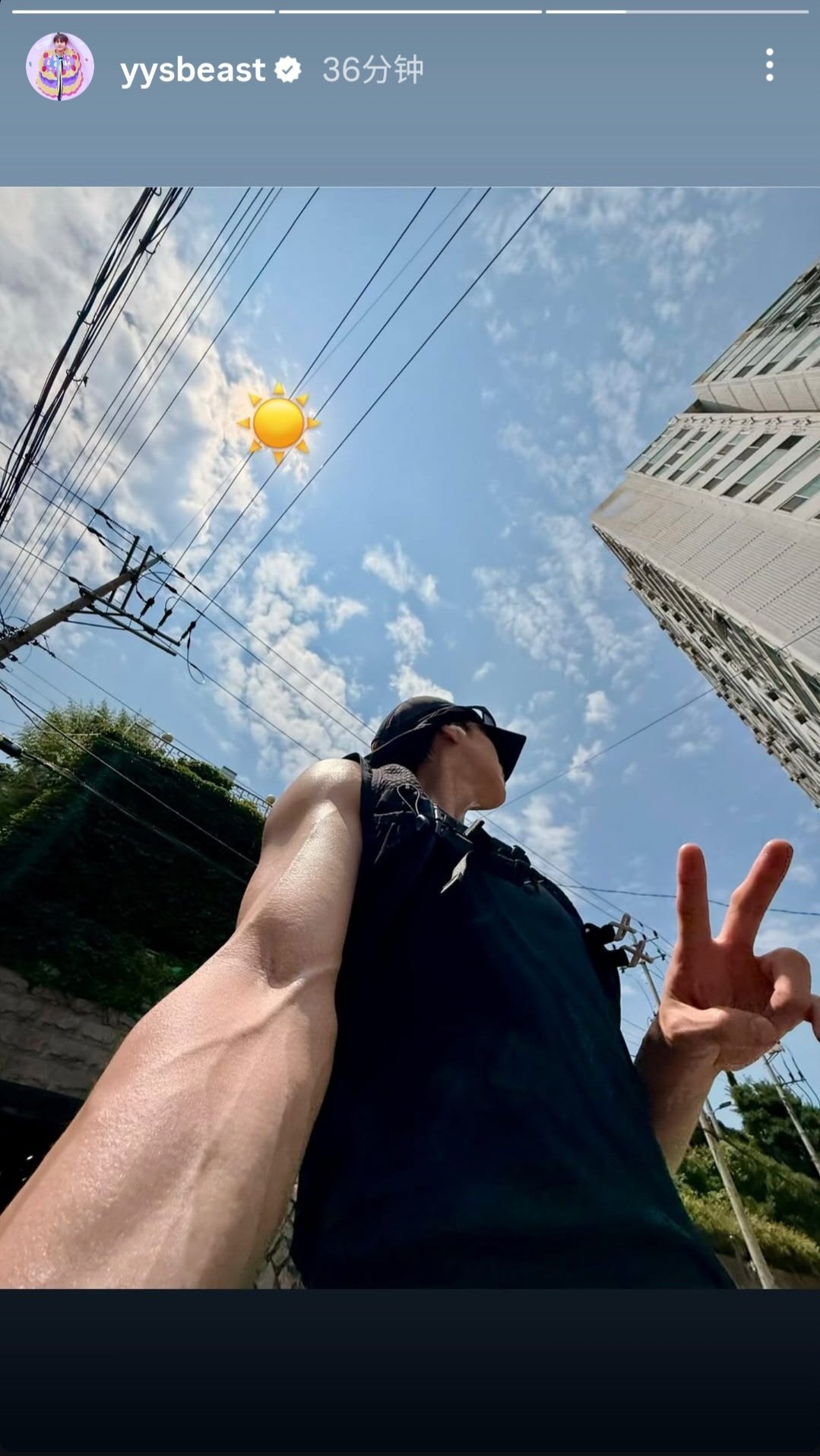 这个小叔叔真的很闷骚也很懂女性观众想看什么🙊 