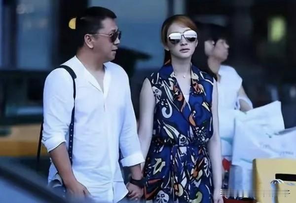 不查不知道，一查吓一跳，李小冉老公真的挺厉害！
7月13日，知名娱记曝料李小冉和