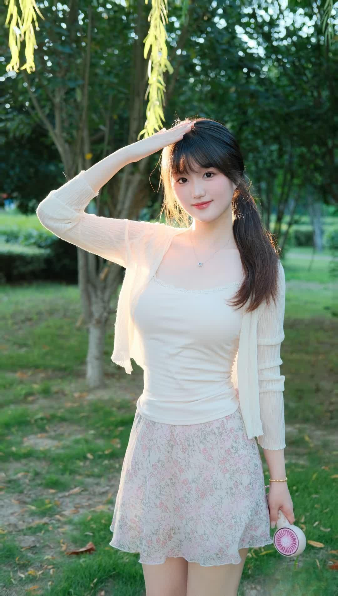 这个城市的风很大，孤独的人总是很晚回家。
见过无数虚假客套，慢慢学会闭口不答。