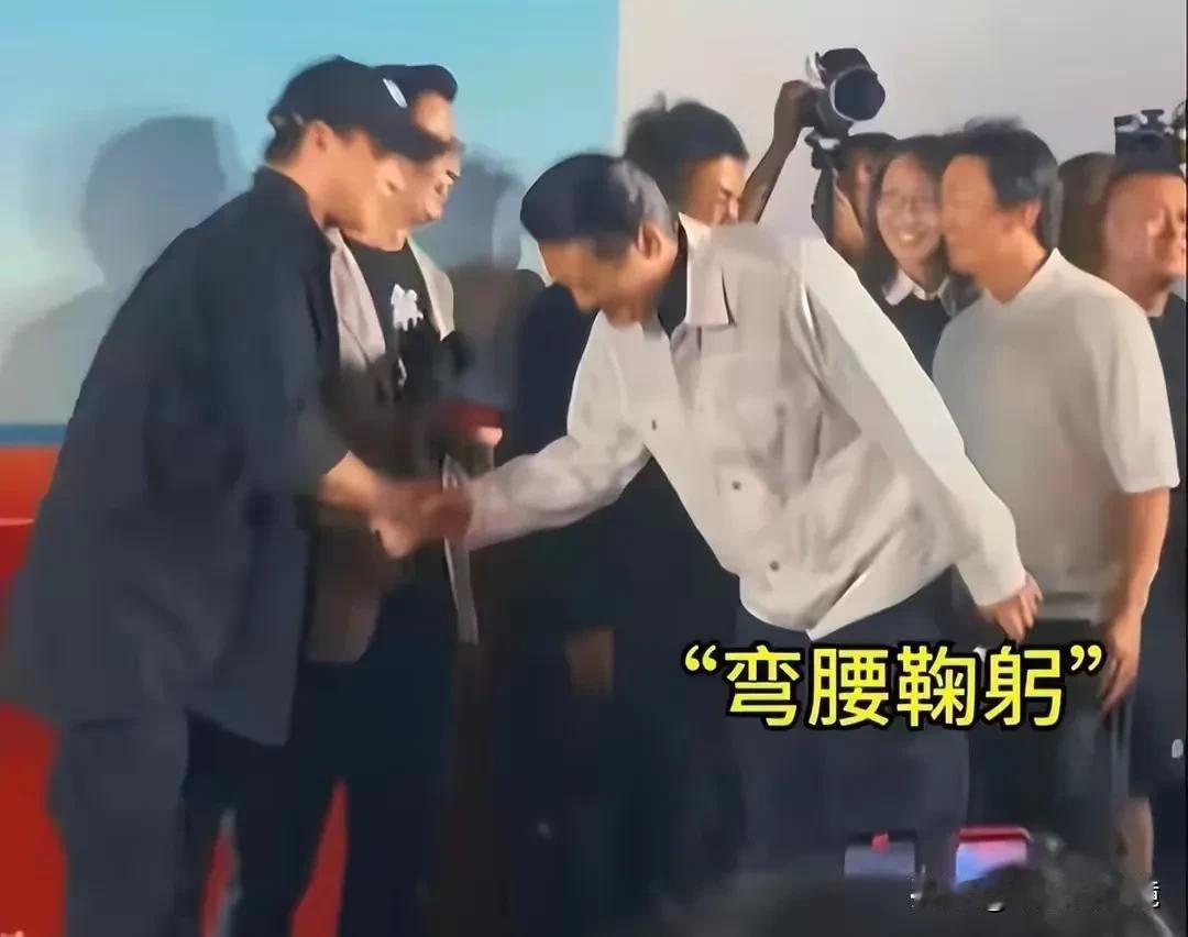 周润发这一行为，深刻反映了不同角色之间的巨大反差，在和陈导演握手的时候，他表现的