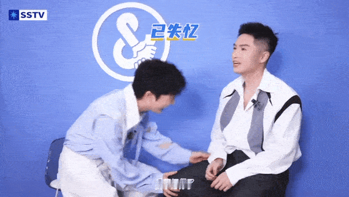 周深为了好歌曲也是拼尽全力！抢歌时放出豪言壮语，被爆料后羞得直捂脸，但这份对音乐