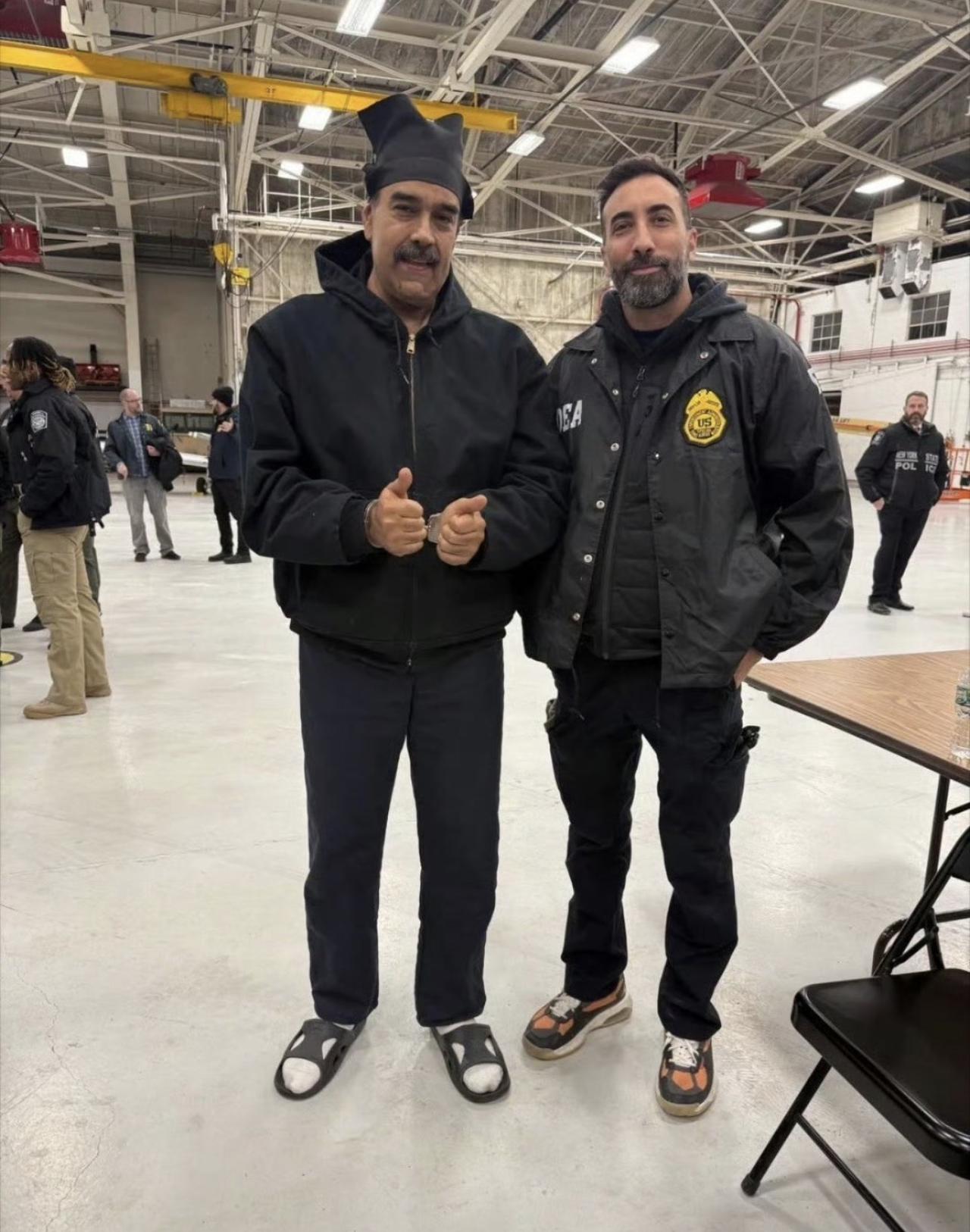 大家不觉得很蹊跷嘛？！马杜罗被抓了才多长时间，前后不到两天，总共换了多少套衣服了