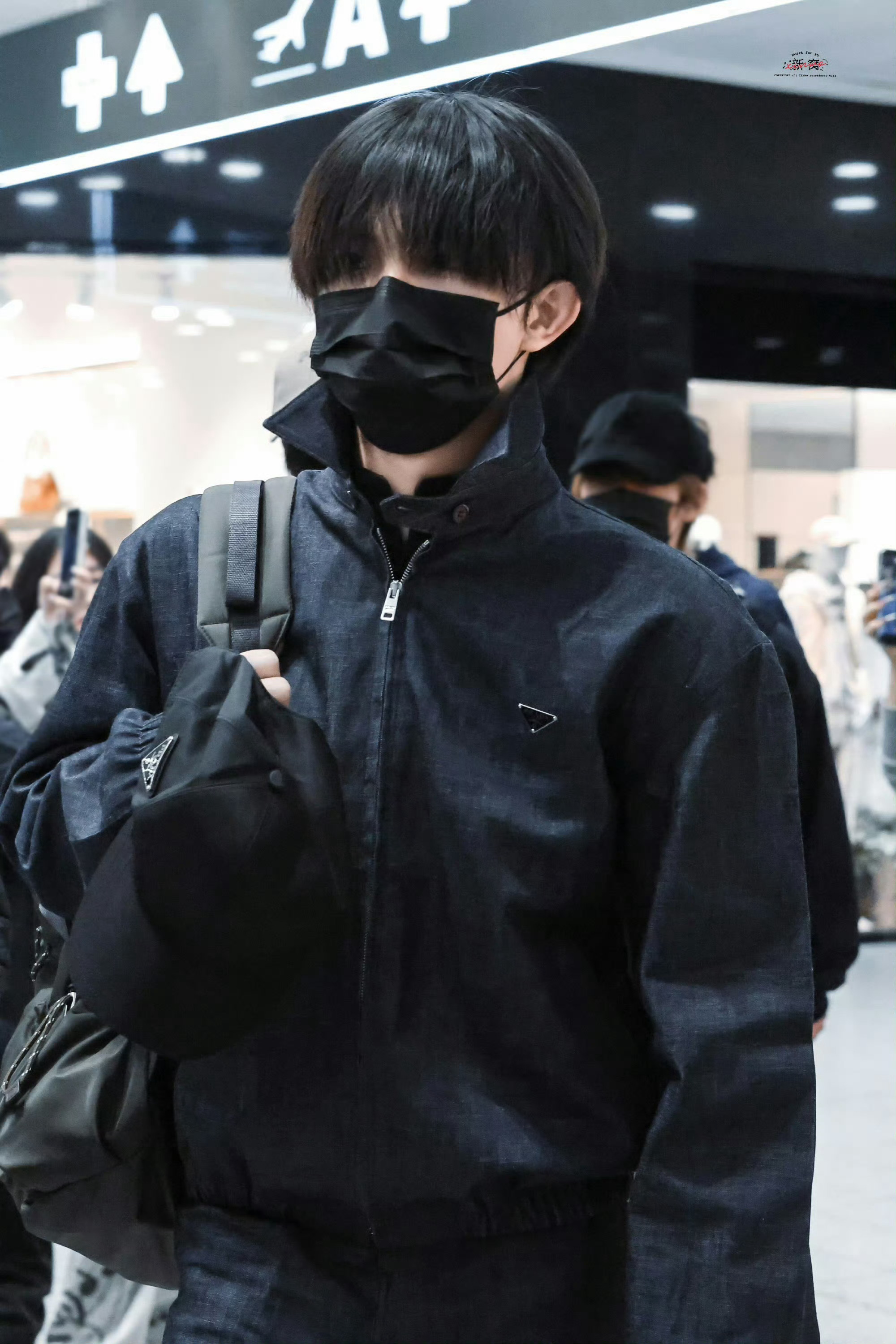 苏新皓米兰机场路透苏新皓米兰回国路透鲨疯！生图能打，气场全开，自带高光，把机场走