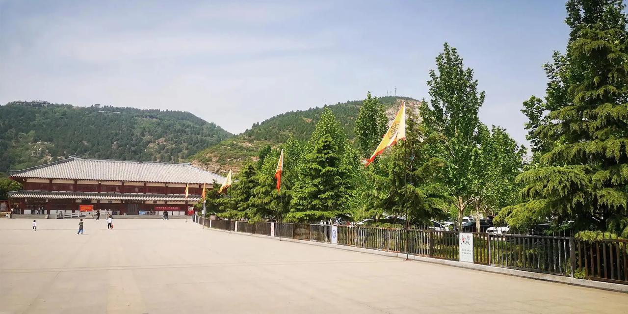  这里是满城西，河北保定的一个区。清山不老，汉魂长存。前几日来到这里，发现了眼前