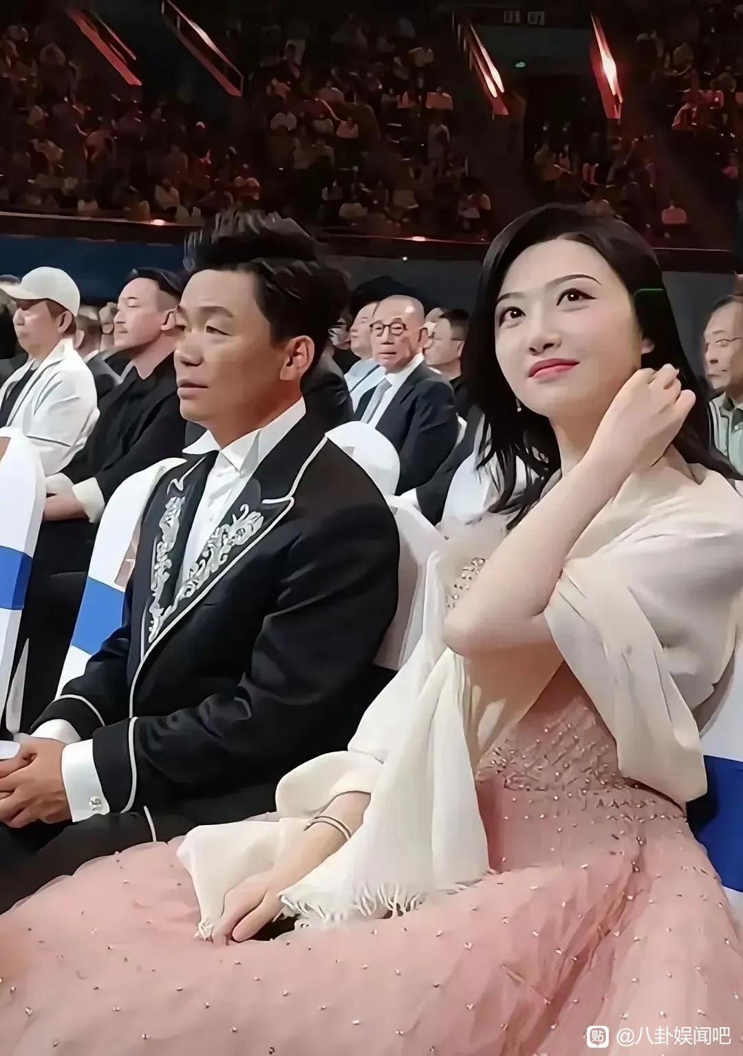 王宝强是最低调的一个男演员坐在美女景甜的旁边是最淡定的一个人，没有聊天，也没有眼