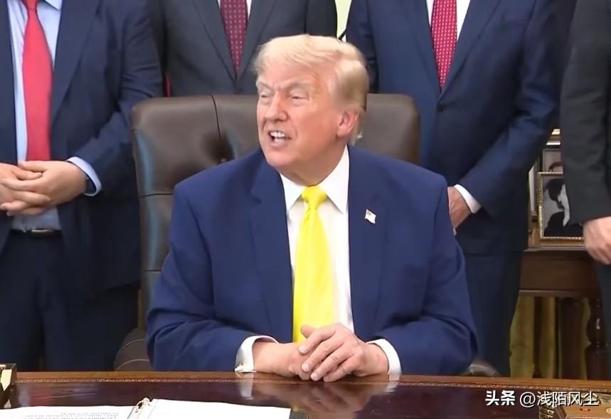 记者:“你看过特朗普250美元钞票的设计样图吗？”

特朗普:“其实就在两天前，