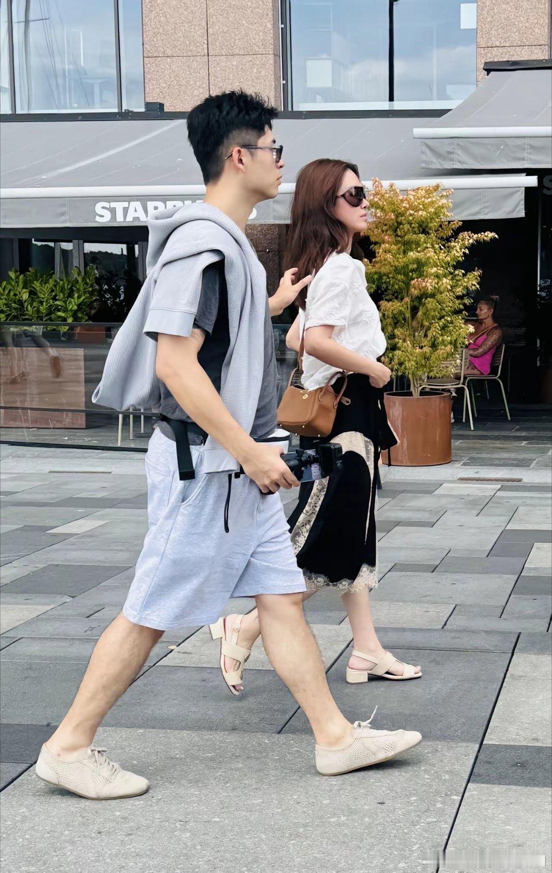杨采钰和老公现身挪威，富二代老公好帅啊。 7月12日，有网友在挪威偶遇杨采钰和她