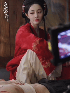 热巴陈飞宇你们这样我真吃醋了热巴陈飞宇一正经就笑场 花絮里那个暧昧的氛围感都要溢