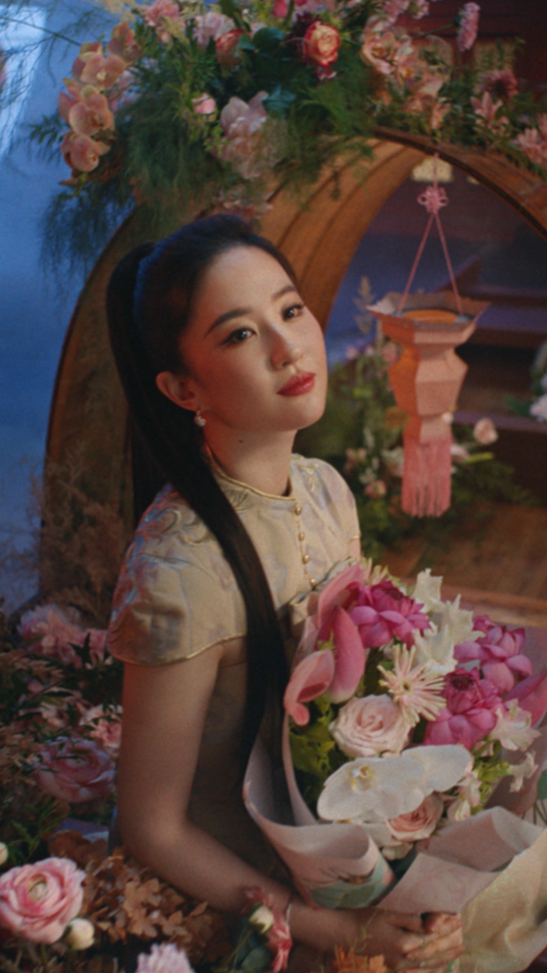 #偶遇刘亦菲买花# 姐姐是真的很喜欢花啊，仙女跟鲜花是绝配，今天上线的大片也超级