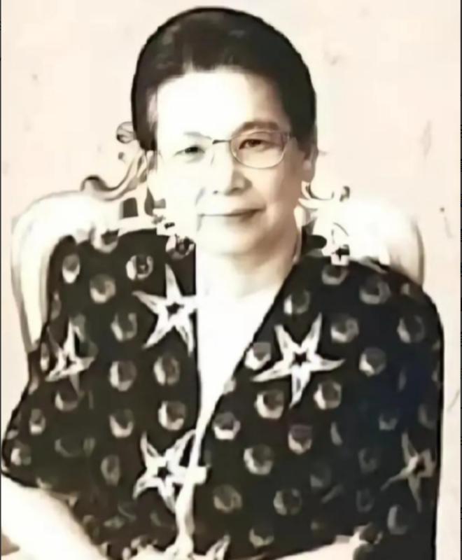 1977年，海军司令萧劲光大将去开会，会后与副总长杨勇上将在走廊闲聊。这时，一个