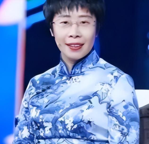 北大才女蒙曼48岁至今未婚，朱迅问她：“你最想嫁给谁？”没想到，她说的一个名字，