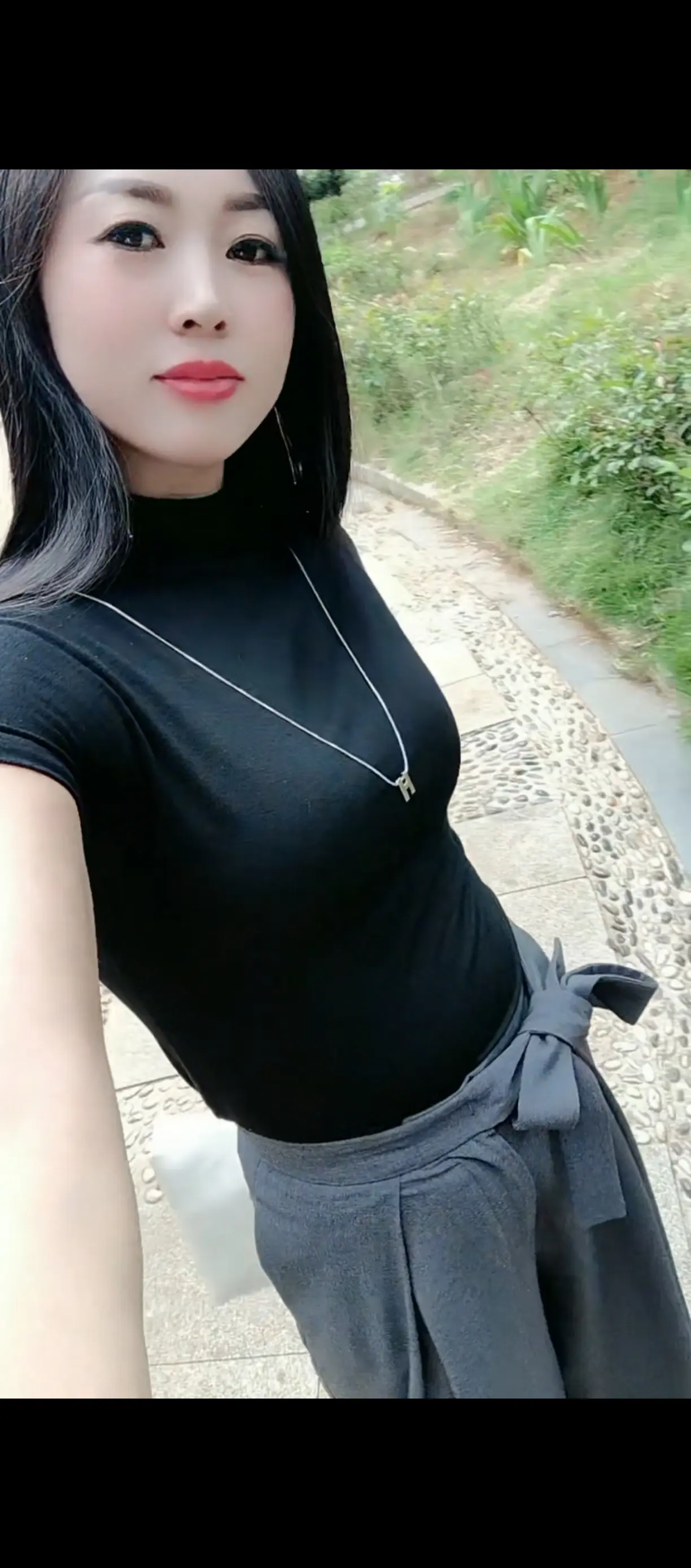 白天晚上下个不停，不下给行，没人给我送伞。知不知道我心里有多难过