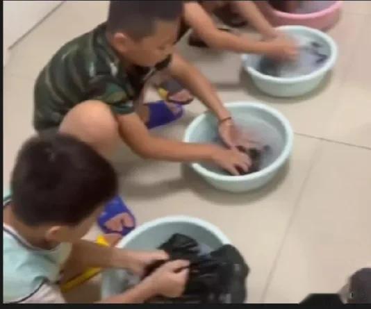 刚开始送这小子去夏令营还不舍，现在看到教官发来他自己洗衣服的视频，看来这钱花的也