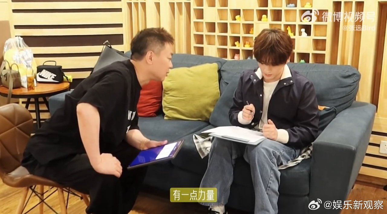 张远时候彩排Vlog歌手2026十分钟幕后实录直击排练日常，张远与萨顶顶为《时候