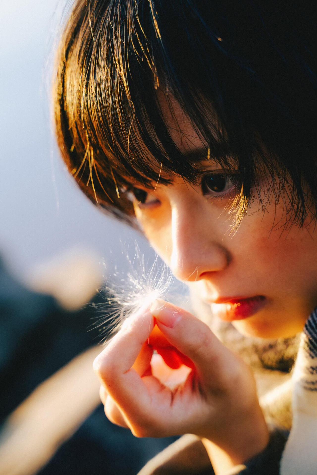 照片拍的不是“穿秋冬衣服的人”，是“裹在秋冬质感里的情绪”。前两张的毛呢外套是细