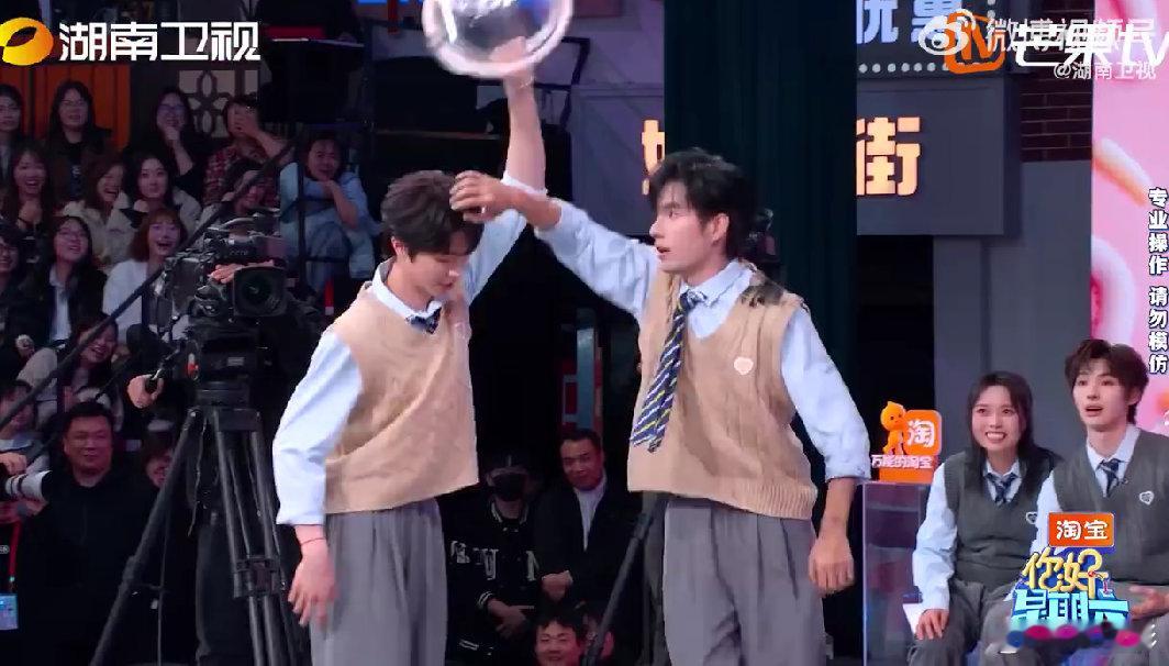 张颜齐张颜齐抡桶抡着抡着突然潇洒上了你好星期六 张颜齐好六抡水桶名场面，行云流水