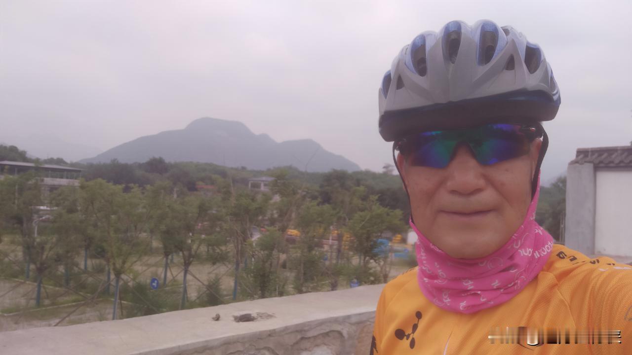 雨下不来，天气闷热身上是粘的。早上出发时还算凉爽，一圈40km下来衣服就湿透了。