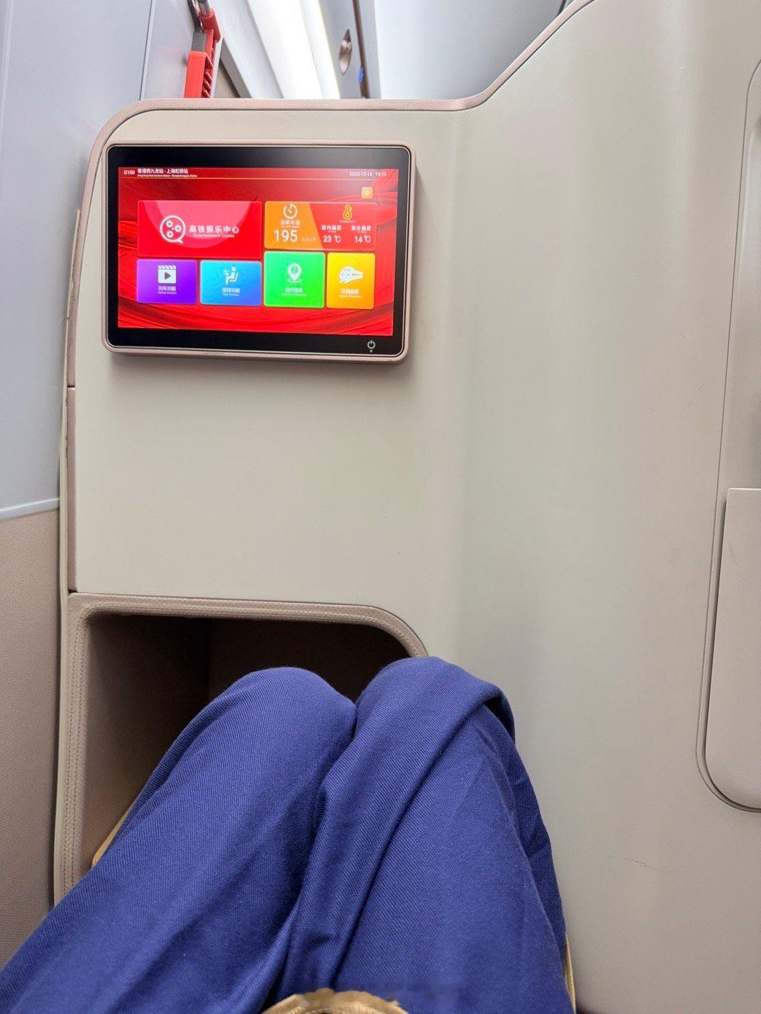 回来第一天就生病了 狂吐+高烧今天躺了一天大家注意保暖 