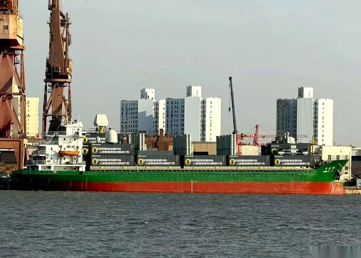 刷到一张图，给我看愣了。
一艘普普通通的货船，甲板上，竟然顶着个近防炮。
好家伙