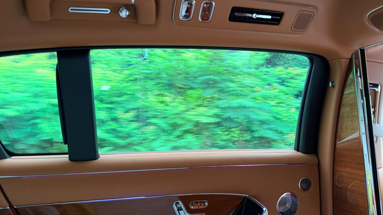 早上一个很久不联系的朋友给我发消息，说：栗子，我单身了，但又有一个法律意义上的老