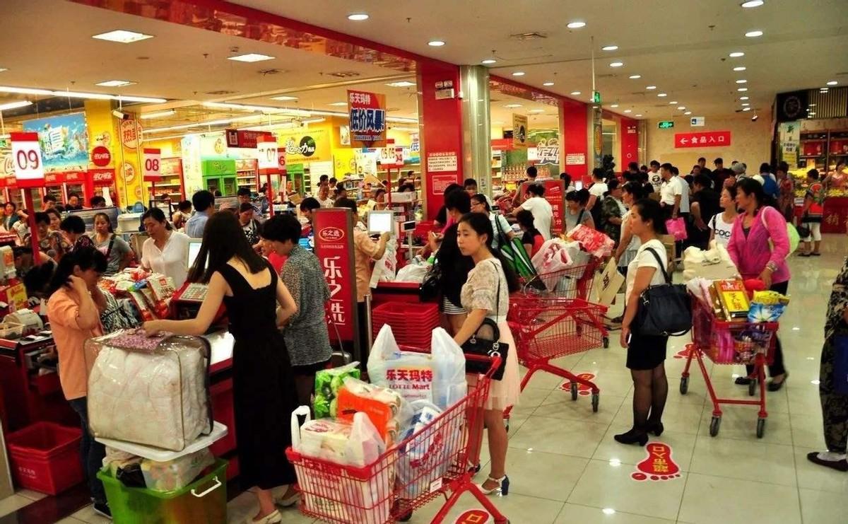 讲中国消费不行，最偷懒的话就是：“中国人太爱存钱了。”可著名经济学家一针见血地指