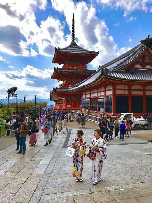 折腾了一大圈的高市，终于意识到玩过火了，眼见中国的对日新称谓才用了三天，日本民众