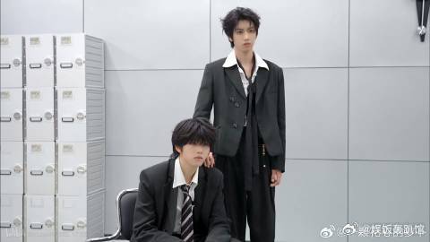 桂瑞这组托脸照好萌吧桂瑞托脸对称双人合照加载成功难得一见的西装双人库存上线，同步