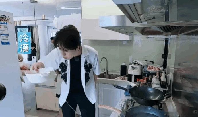 张凌赫给人满满的安全感，炒菜前贴心提醒白鹿小心油溅。一次不慎，盆子近灶被烤着火，