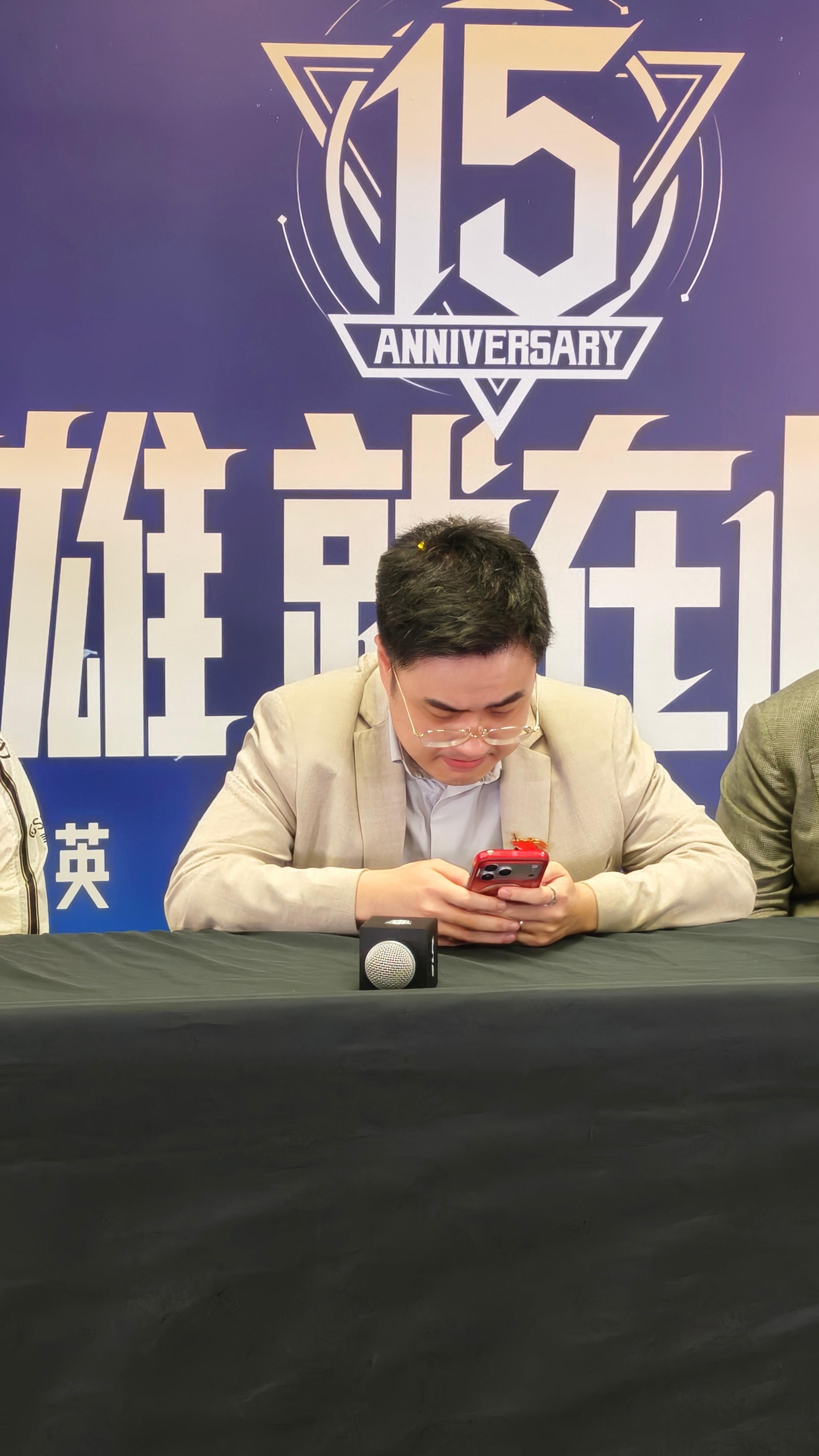 Bigwei脑袋上还有金色雨滴。al战胜blgal夺冠2026lpl季后赛AL你