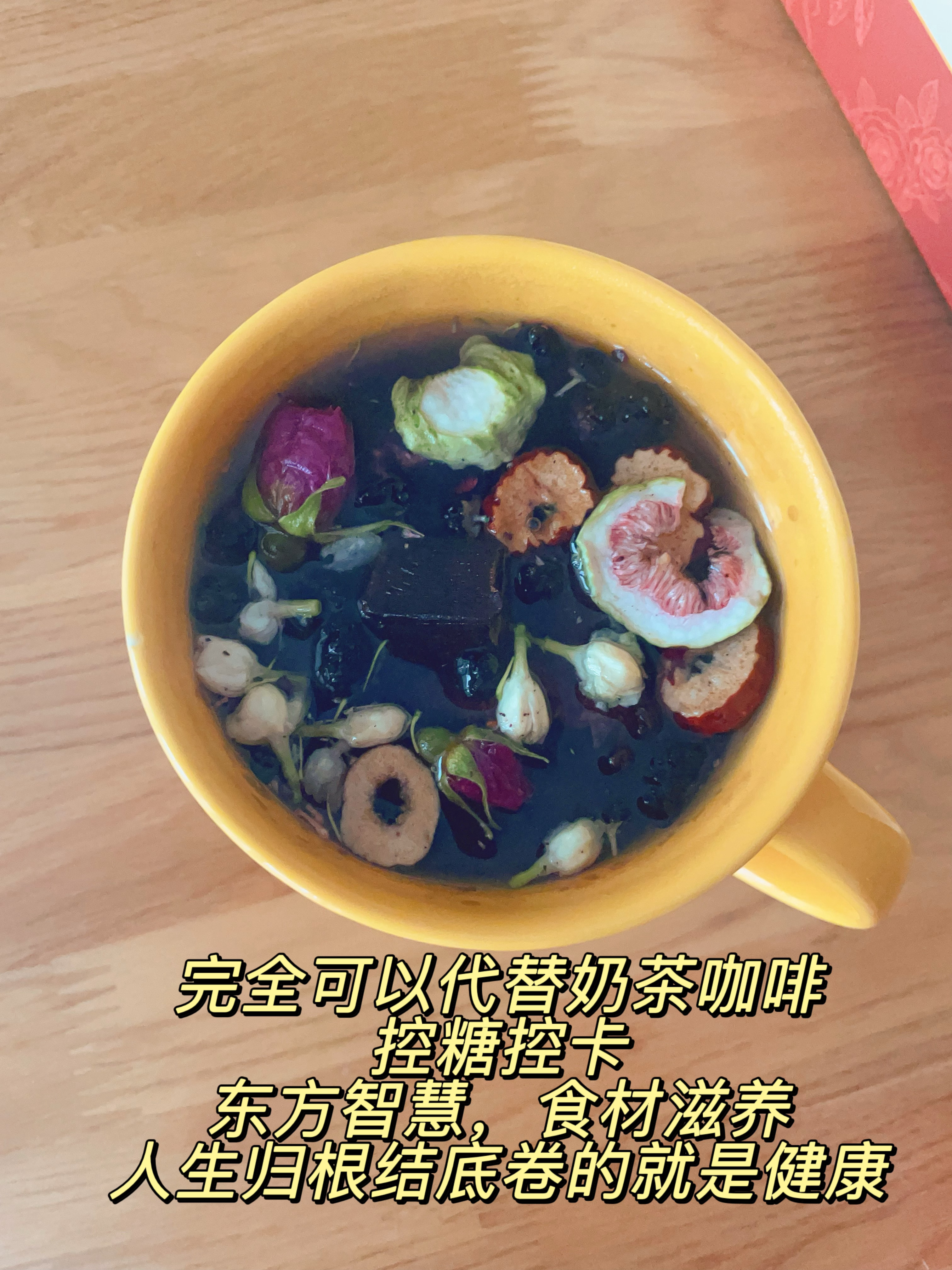 当编剧的，熬夜写本子、盯棚改稿是常态，气色差到粉底都盖不住，手脚冰凉像“僵尸手”