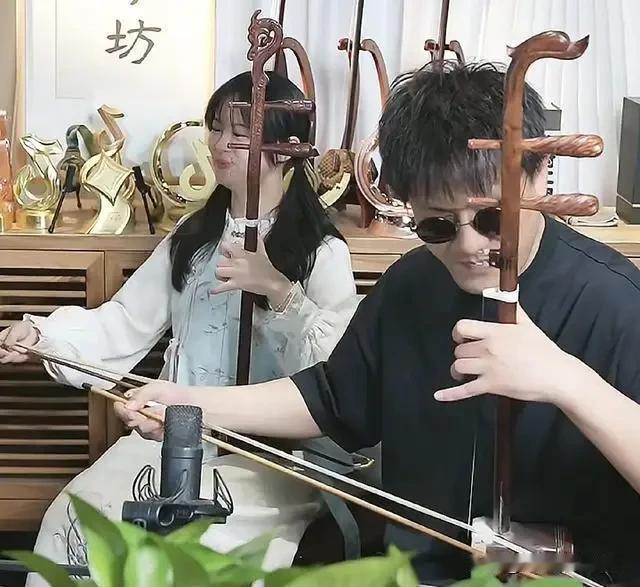 专业底子+娱乐化包装，打破了民乐的“高冷”滤镜
二饼（马云飞）科班出身、力哥（杨