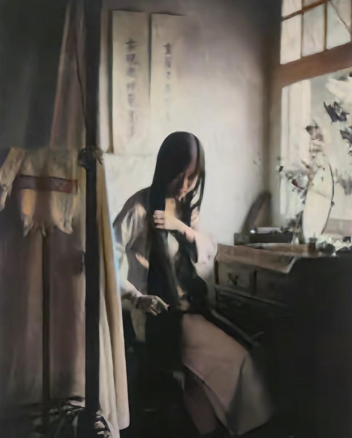 老照片：末代皇后婉容梳头发的旧照，依稀可以看出婉容年轻时的颜值还是很高的。

可