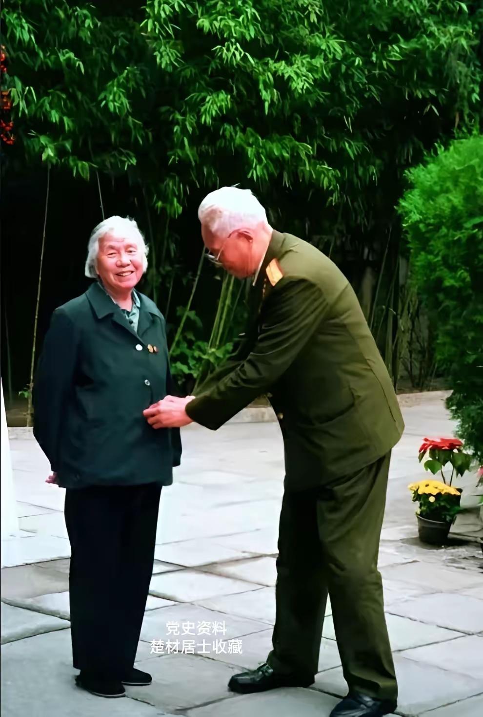 1988年9月，刚刚获得上将军衔的国防大学校长张震，与夫人马龄松同志准备拍照留念