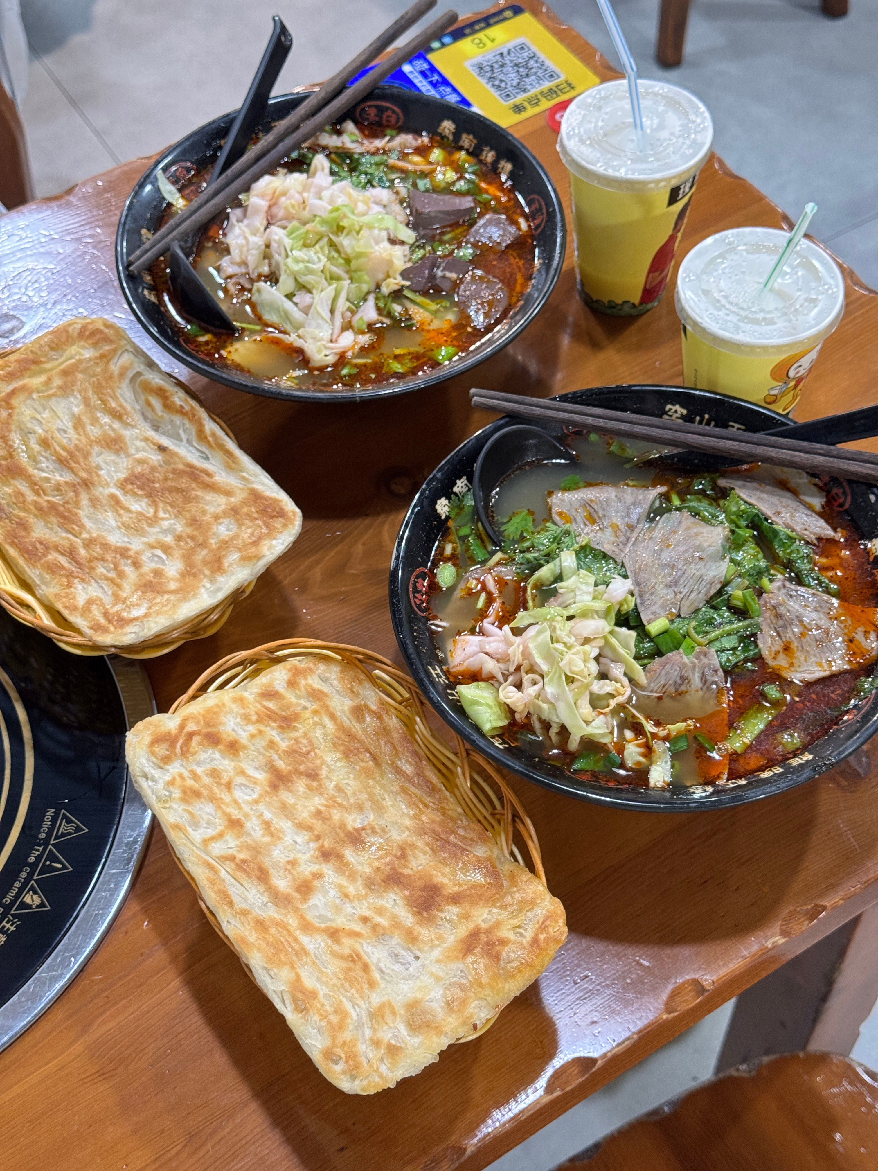 和我妹中午在附近吃了一碗羊肉粉（一般她吃完就晕碳睡觉从两点多睡到现在了准备等会5