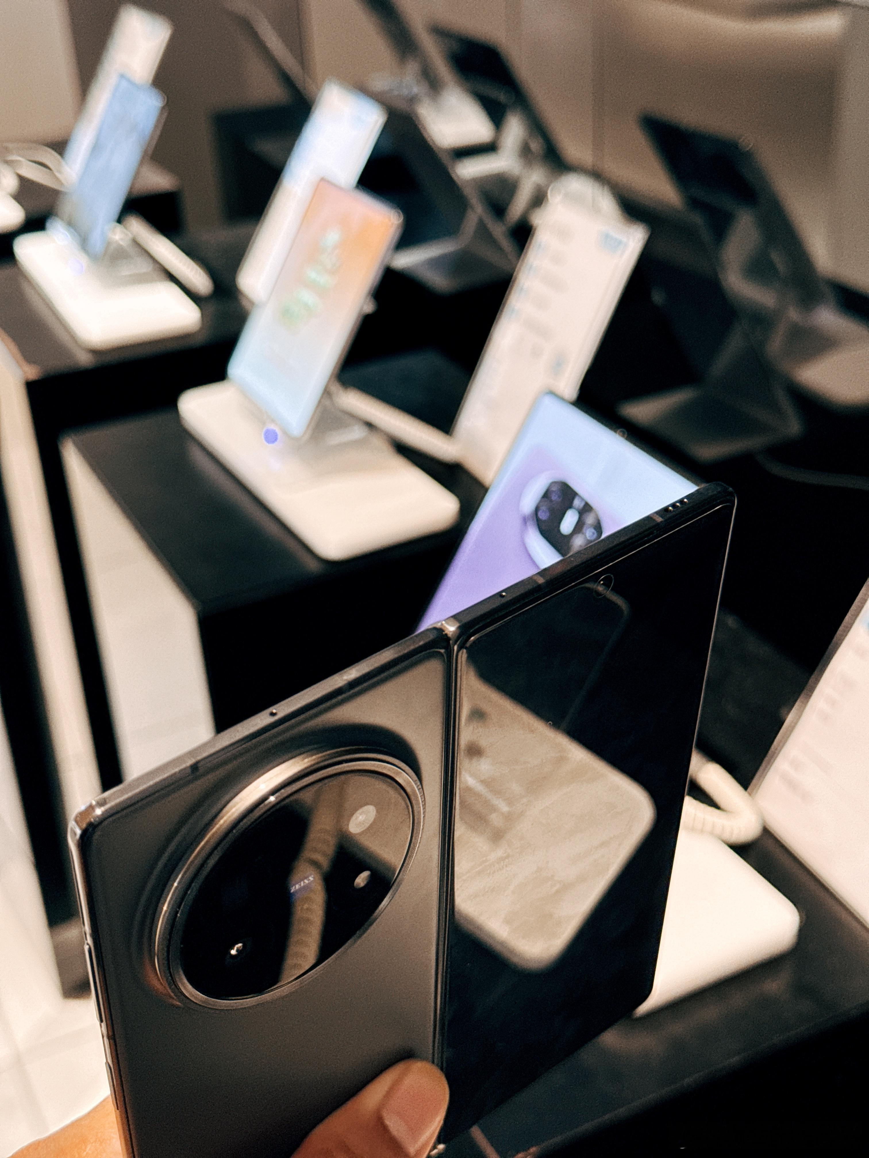 预计iPhone Fold一推出首发肯定又是一阵加价疯抢而且理论上来说价格也不会