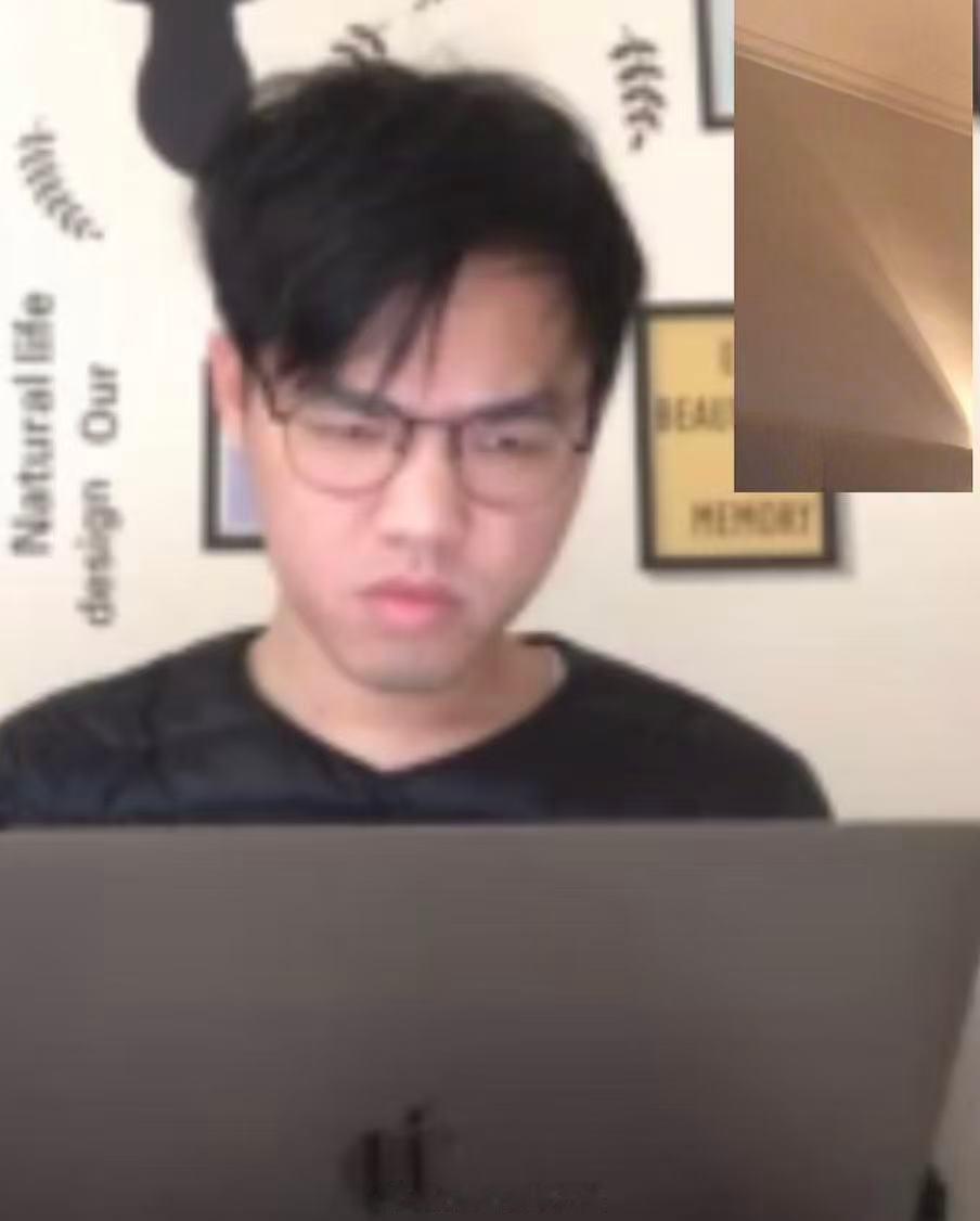 朋友们，他其实长这样，大家忘了刚刚那张照片吧。🤦🏾♀️ 