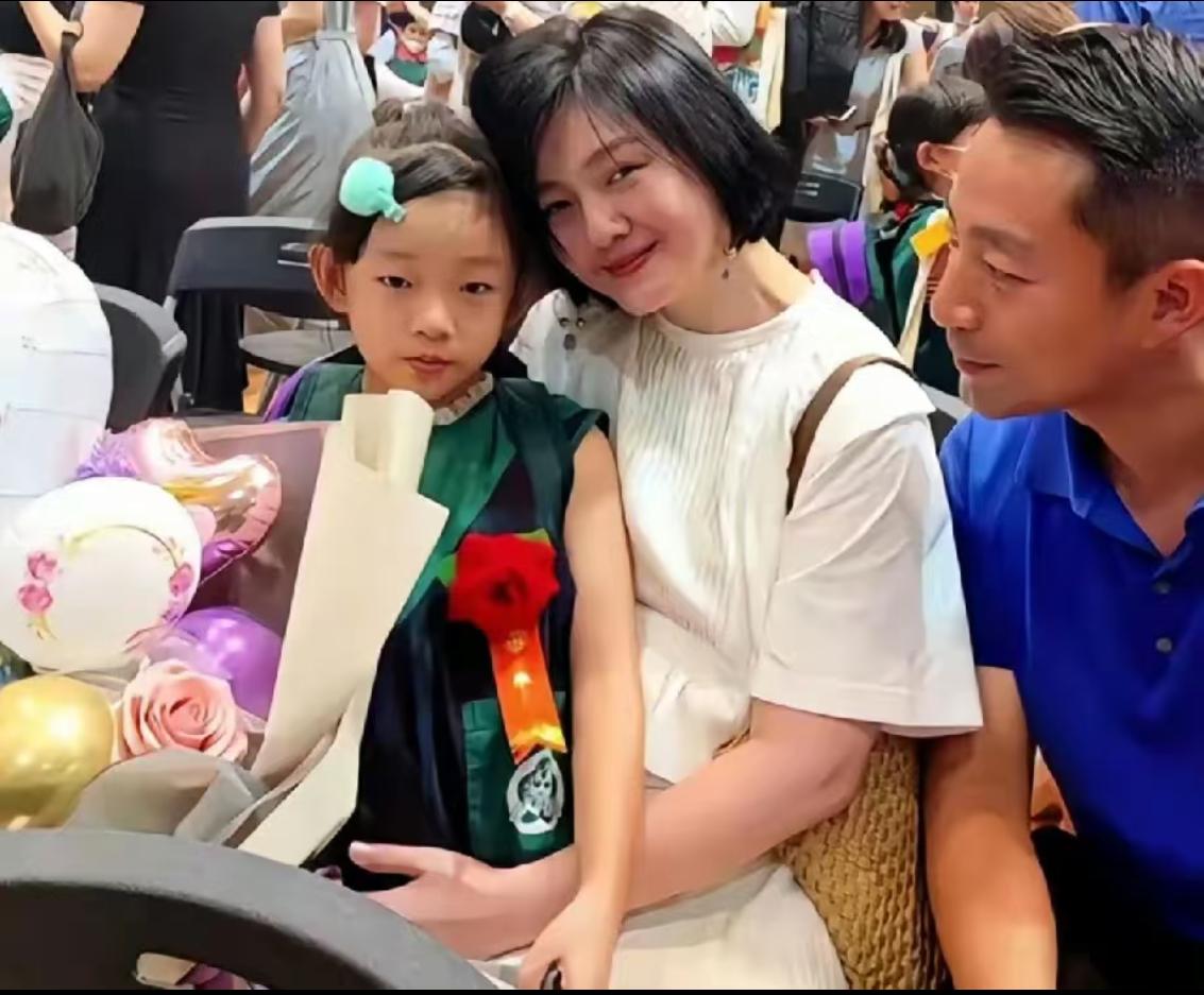这个母亲节，

最难过的小孩一定是小玥儿了吧？

自己的母亲大S已经去世一年了，