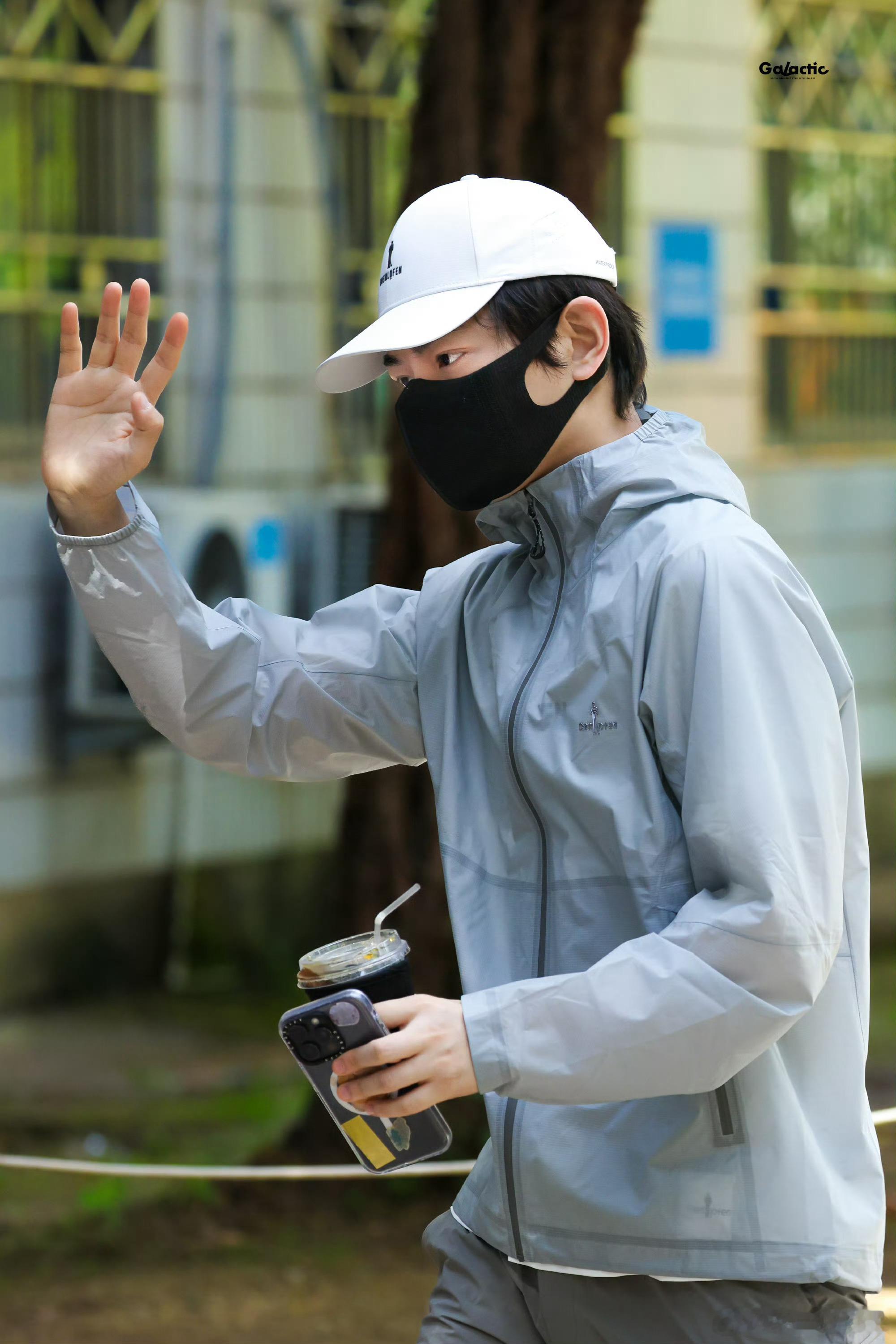 丁禹兮今日司宫令上班路透，他好像很困但是他依旧饭撒