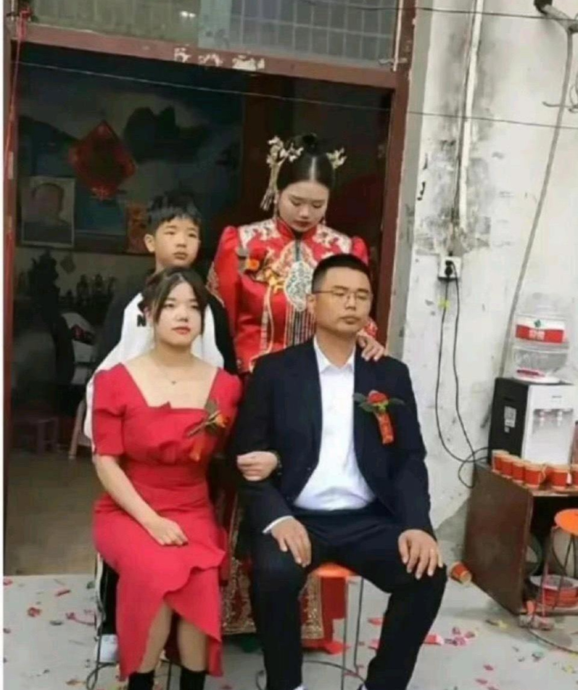 谁才是新娘，感觉懵了。 