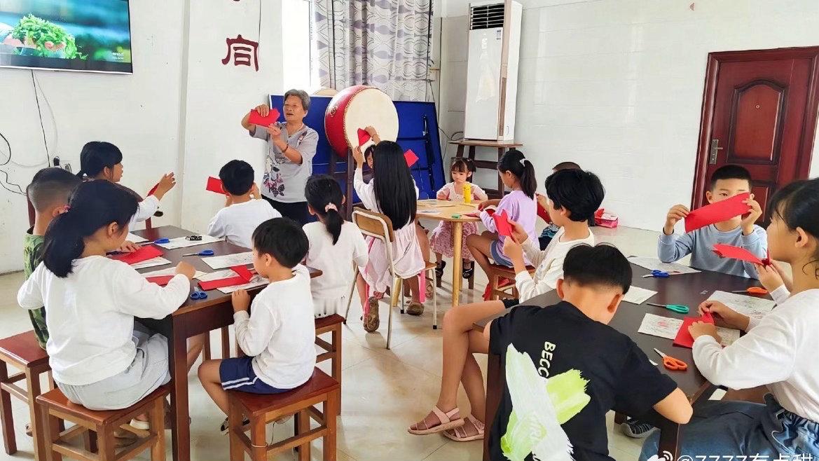 台州仙居以趣味课堂绘就乡村少年成长底色仙居大战乡开办夏日兴趣课堂，阅读剪纸石头画