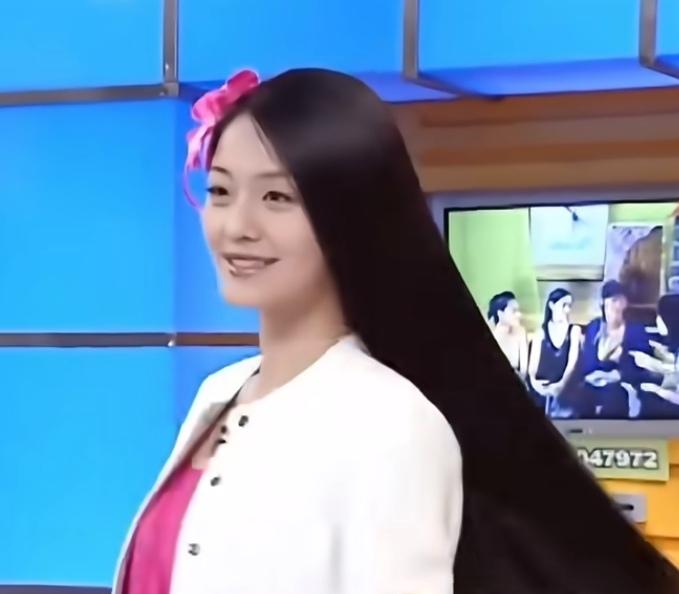 看大S早年在舞台上随性甩动长发的样子，真的太惊艳了。她的头发又黑又密、纤长柔顺，