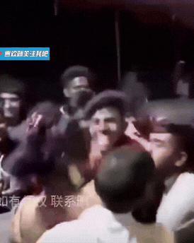 惊呆了！这次又是三哥。
一位变性舞者刚靠近舞台，所有人将他团团围住。尽管所有人都