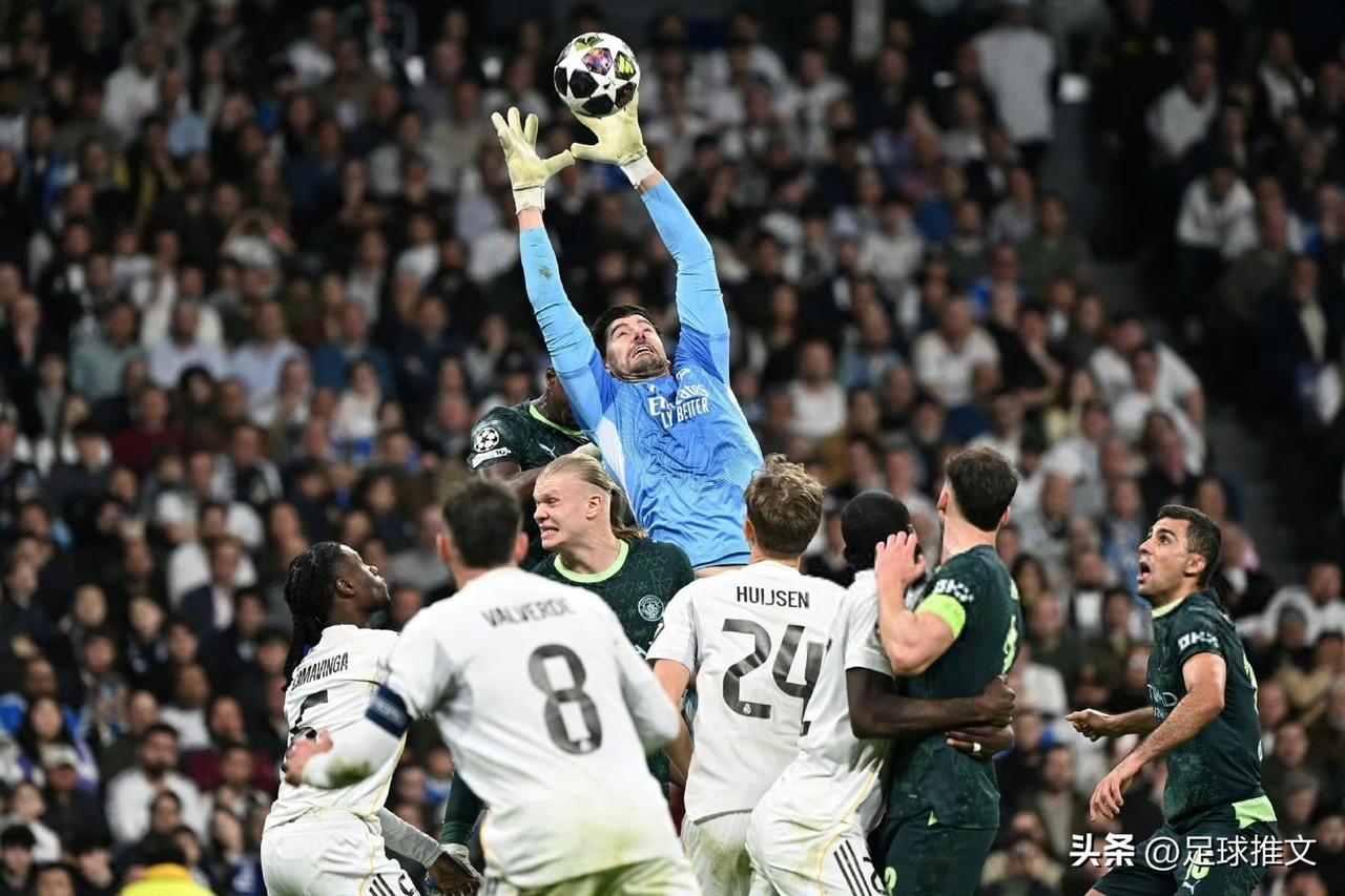 库尔图瓦长传直接送助攻！巴尔韦德单刀过掉多纳鲁马破门，帮助皇马1比0领先曼城。