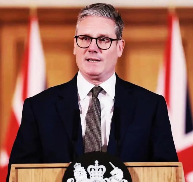 这一次斯塔默是真的站起来了！面对特朗普明里暗里暗示英国实力不够的话语，这位英国首