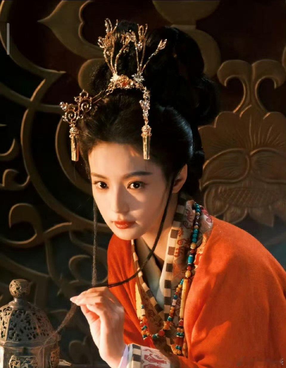 张雅钦 请把战国袍焊在身上宽袖流转藏古韵，红袍翻飞展风华，穿战国袍的她自带东方美