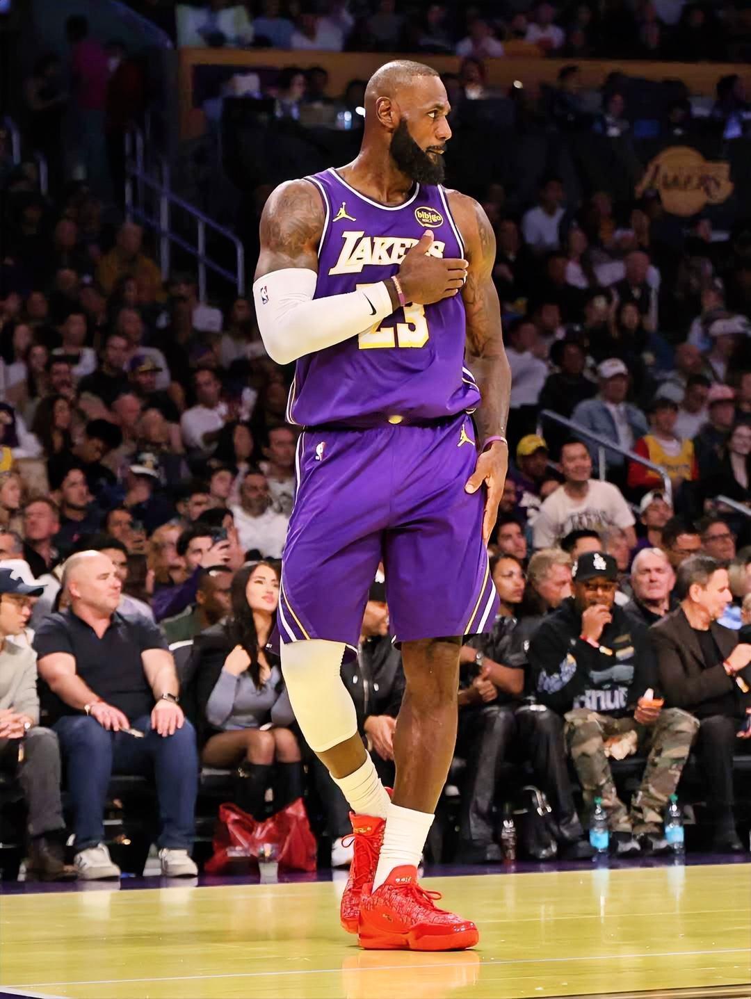 詹姆斯依旧是湖人的定海神针！
近4战湖人场均得到127.5分同期联盟第一，老詹的