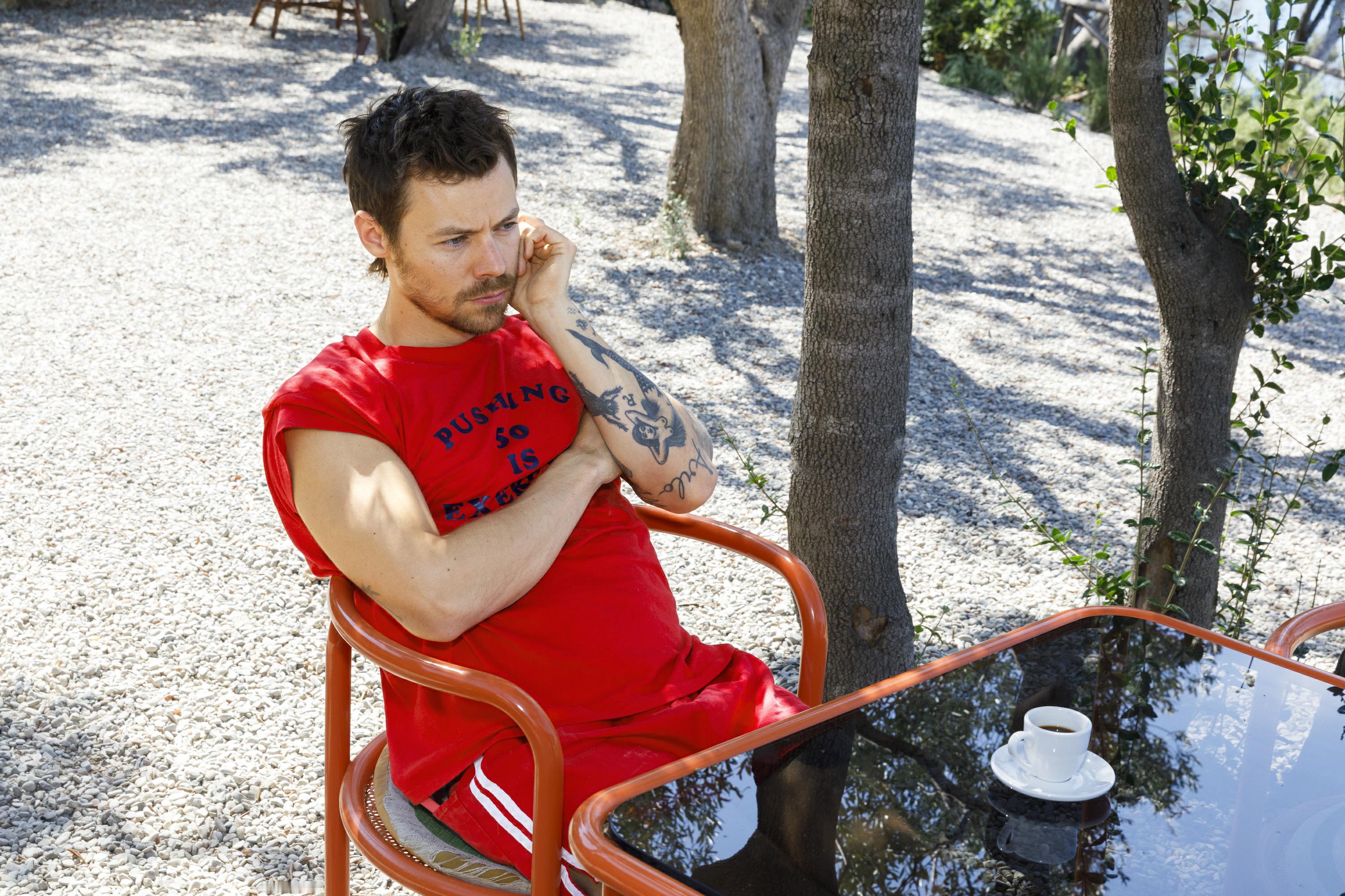 哈卷Harry Styles登上《星期天泰晤士报》新写真美图大赏！坐等新专辑《K