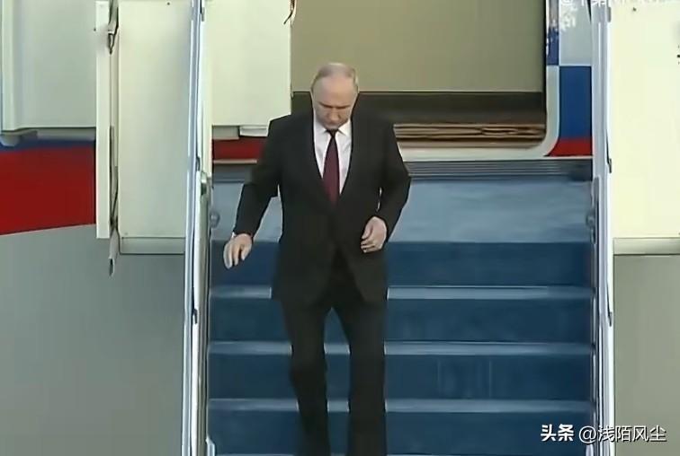 俄罗斯总统普京抵达哈萨克斯坦，哈萨克斯坦总卡瑟姆-若马尔特·托卡耶夫亲自到机场迎