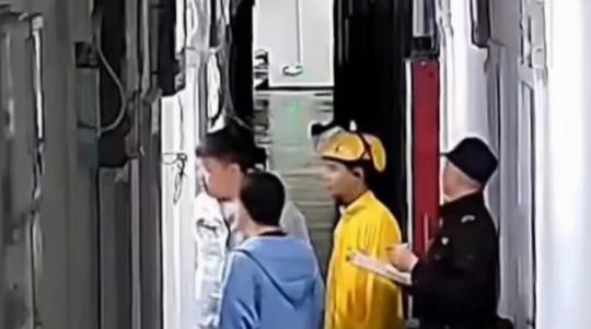 绍兴，一位外卖小哥深夜收到一笔来自单身女客户的订单，100元的餐费，备注却透着一